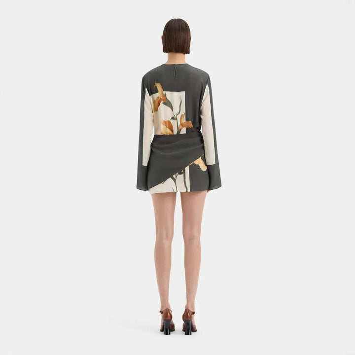 Gorgeous women's floral twist mini dress, an elegant short cocktail dress for a fashionable party look.