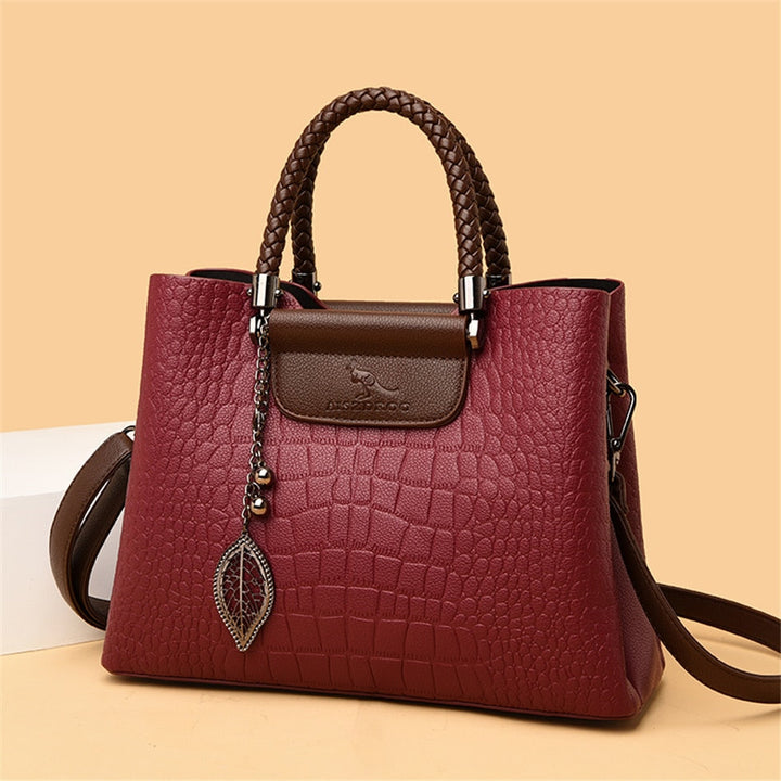 Stylish women's leather handbag & crossbody purse. Chic and elegant fashion accessory, ideal for daily wear.