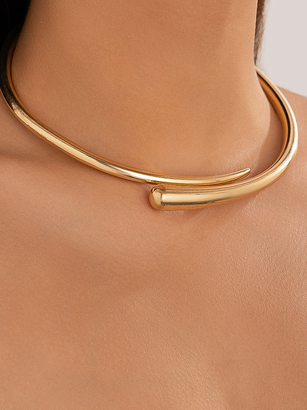 Fashionable gold water drop open choker necklace for women. A minimalist and elegant jewelry accessory.