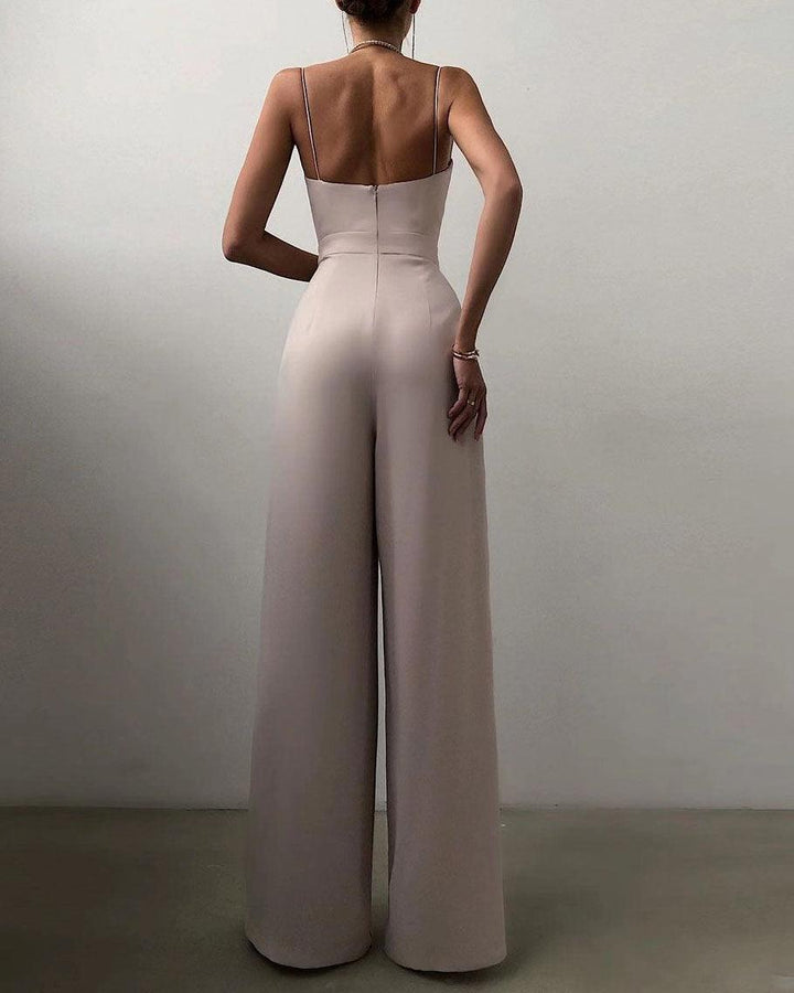Women's fashion: high-waist spaghetti strap jumpsuit, ideal for a comfortable and elegant summer outfit.