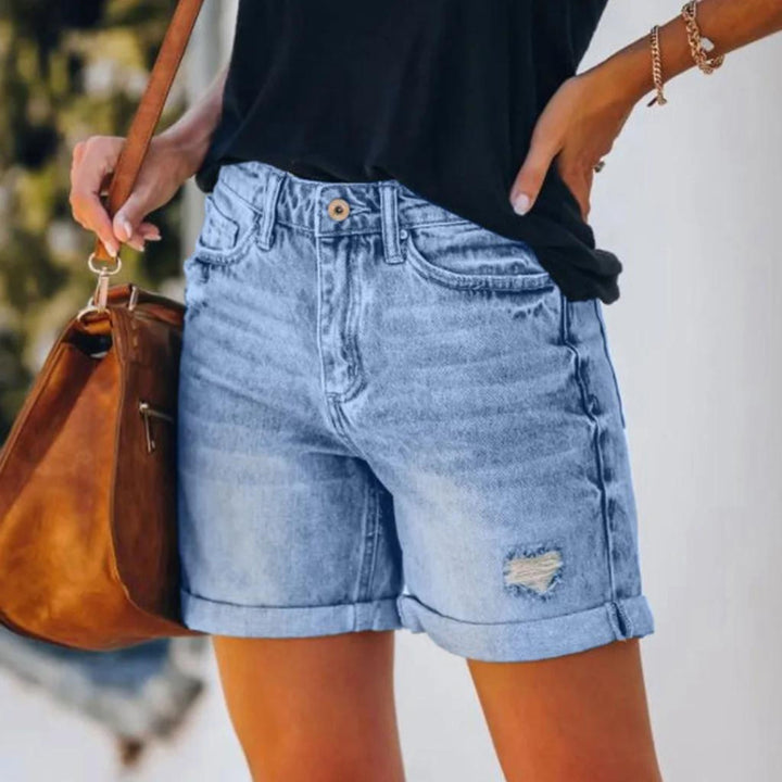 Comfortable women's high-waist fashion shorts, ideal for elegant summer wear and warm weather outfits.