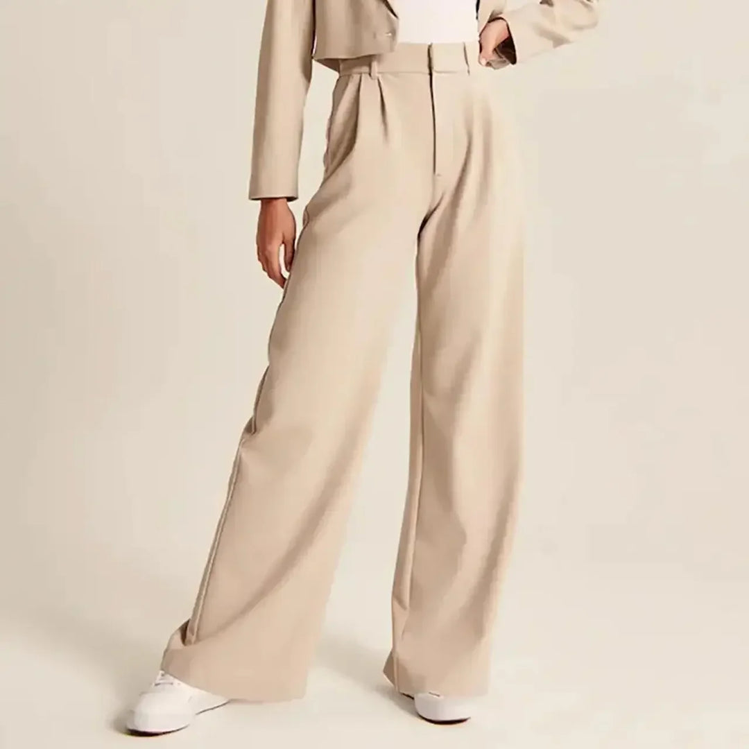 Stylish women's wide-leg trousers featuring a high waist and a flattering pleated front design, perfect for elegance.