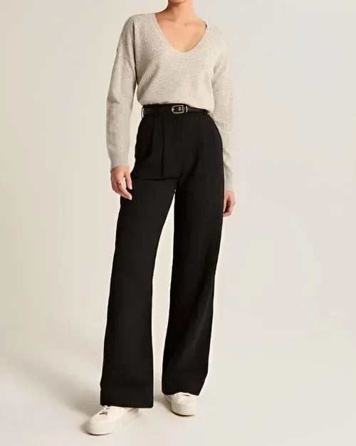 Classic women's high-waist wide-leg trousers featuring a sophisticated pleated front detail, ideal for timeless elegance.