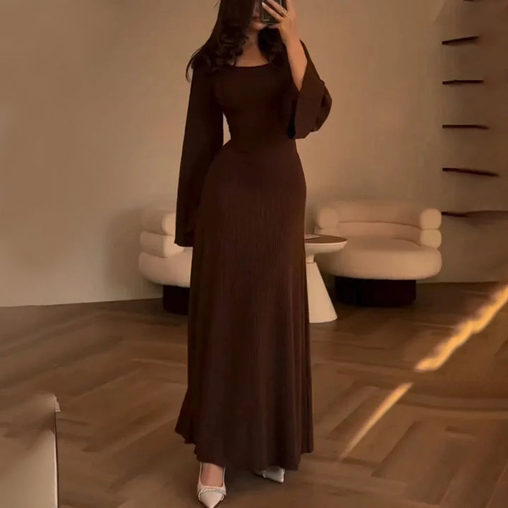 Comfortable women's long sleeve knit maxi dress in a soft fabric, ideal for an elegant & versatile style.