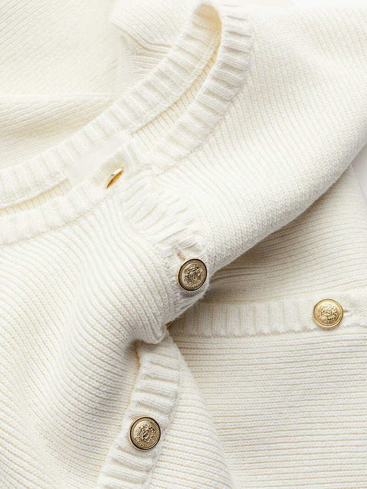 Versatile women's elegant knitted button-down dress, ideal for comfort & style in various settings.