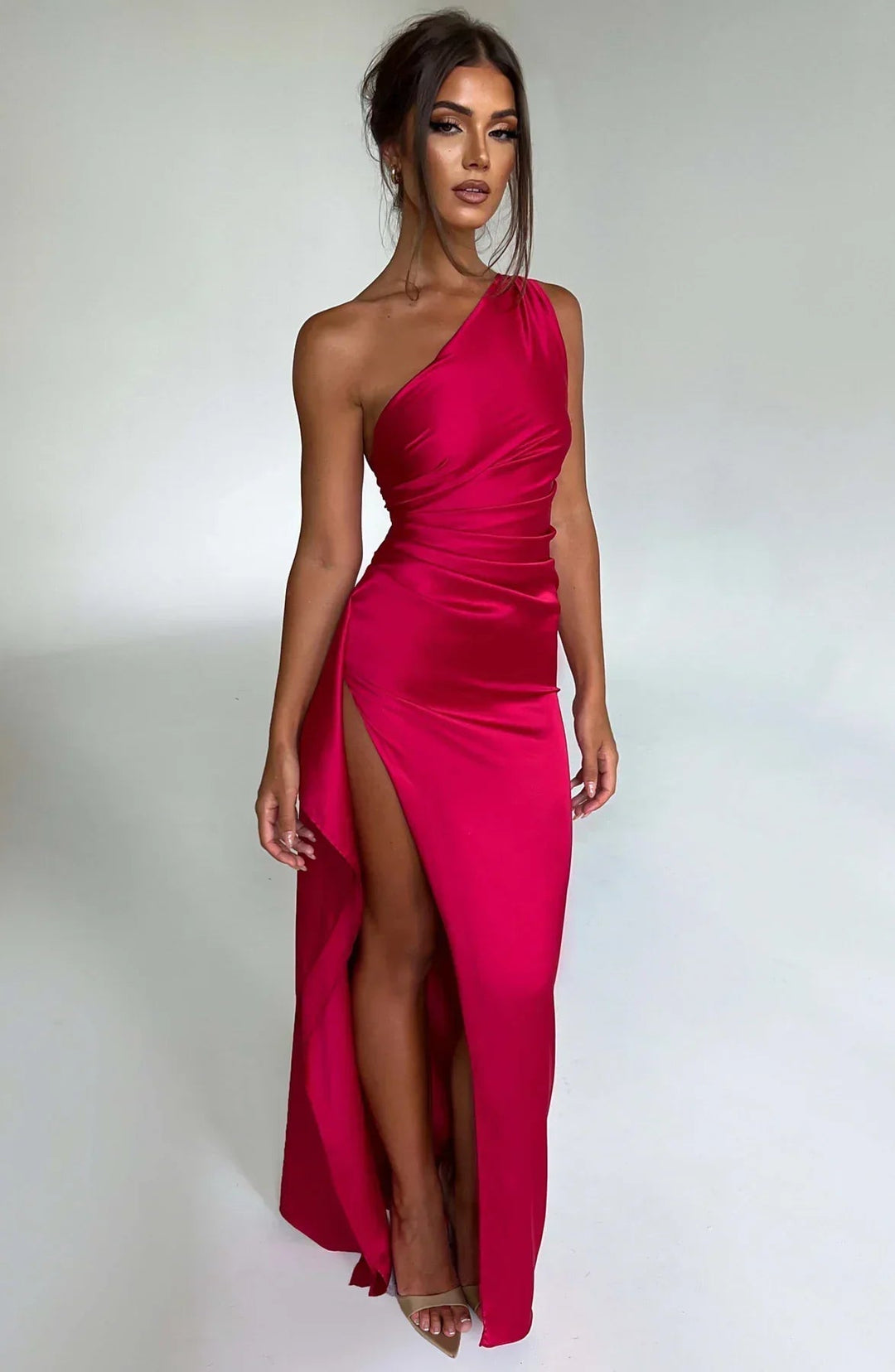 Elegant women's one-shoulder maxi dress, perfect for evening parties & formal occasions. Glamorous floor-length style.