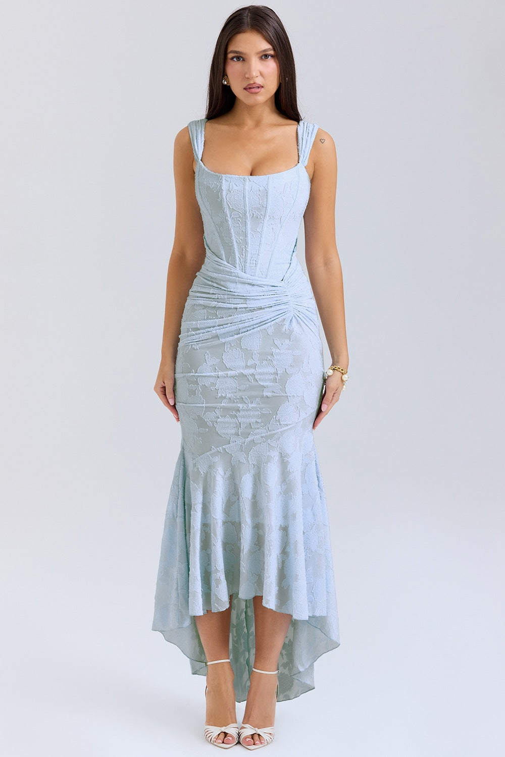 Chic women's elegant one-shoulder long evening dress with a smooth satin feel, perfect for a sophisticated look.