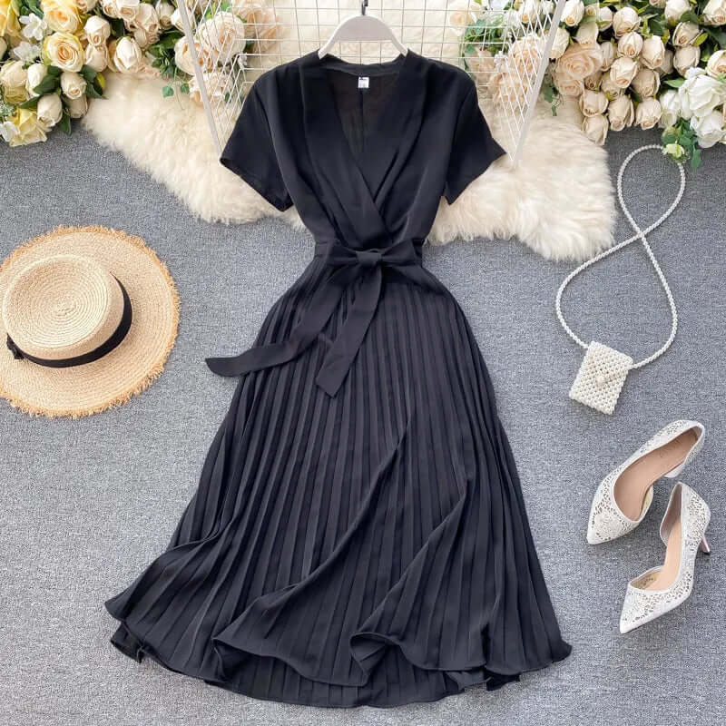 Elegant women's pleated midi dress in a versatile style, perfect for events or chic everyday wear.