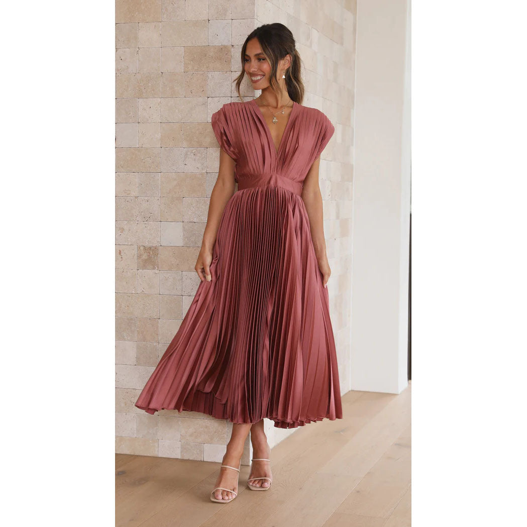 Beautiful women's pleated maxi dress with a V-neck, suitable for summer and spring parties.