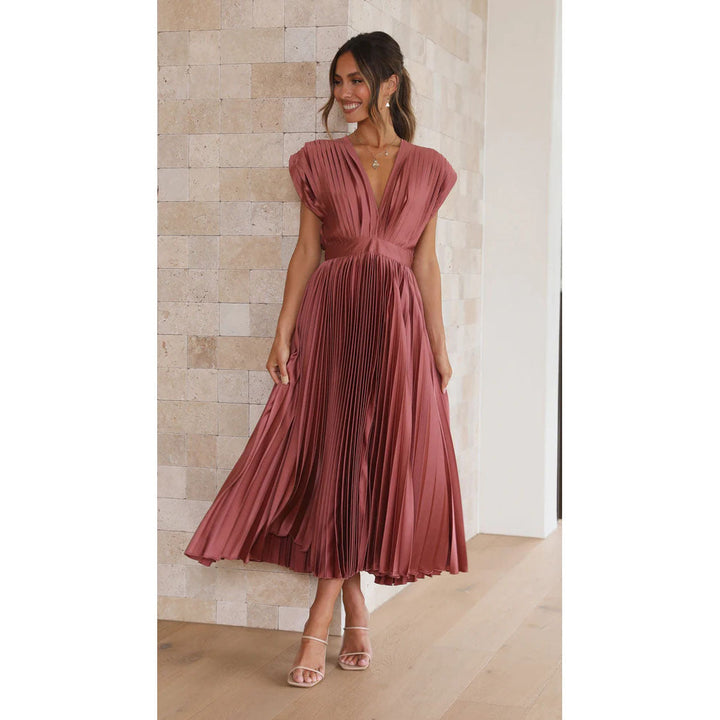 Beautiful women's pleated maxi dress with a V-neck, suitable for summer and spring parties.