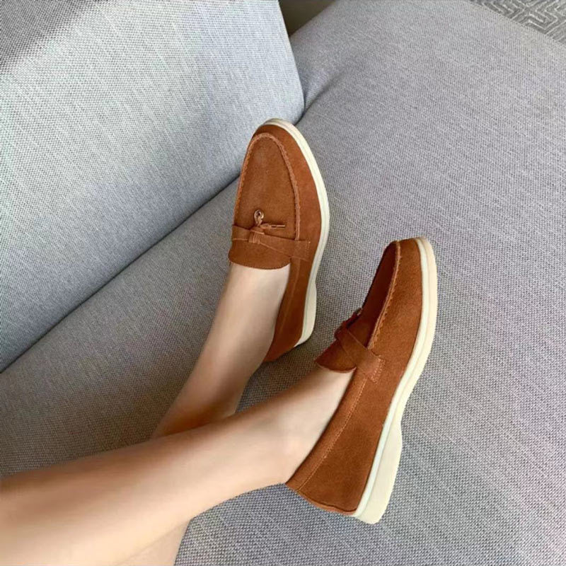 Stylish women's pointed-toe slip-on loafers, elegant & versatile footwear for comfortable everyday wear.
