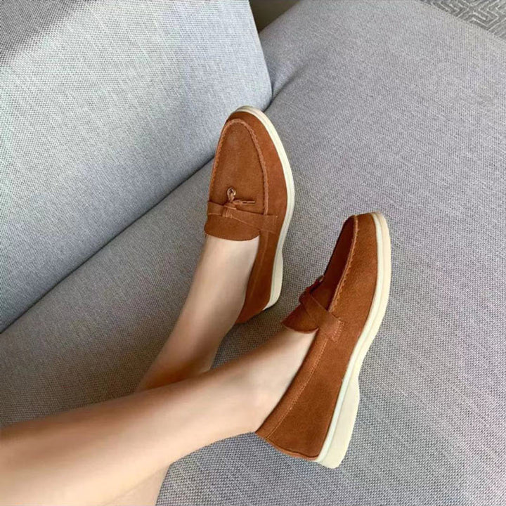 Stylish women's pointed-toe slip-on loafers, elegant & versatile footwear for comfortable everyday wear.