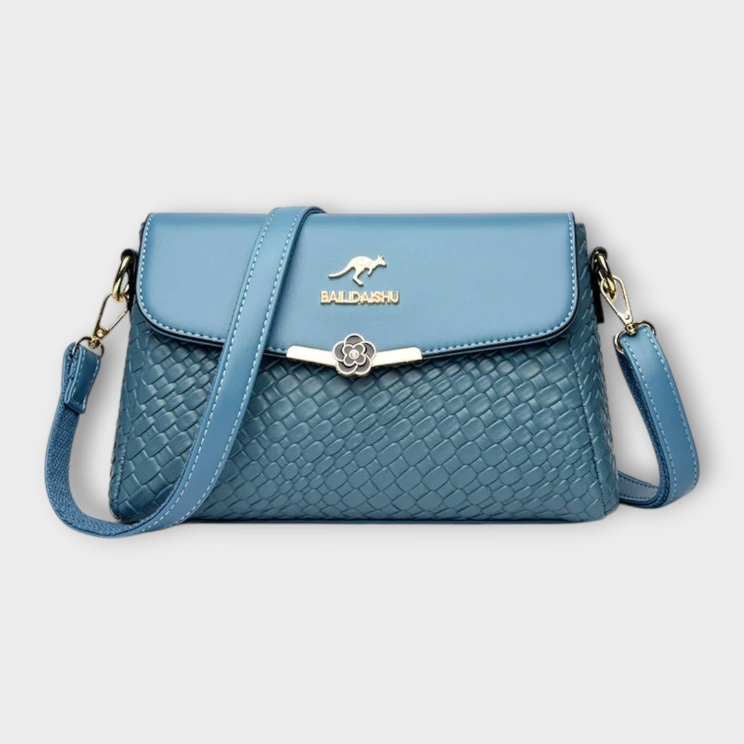 Stylish women's shoulder bag with gold details, ideal for daily fashion, organization, and a chic look.