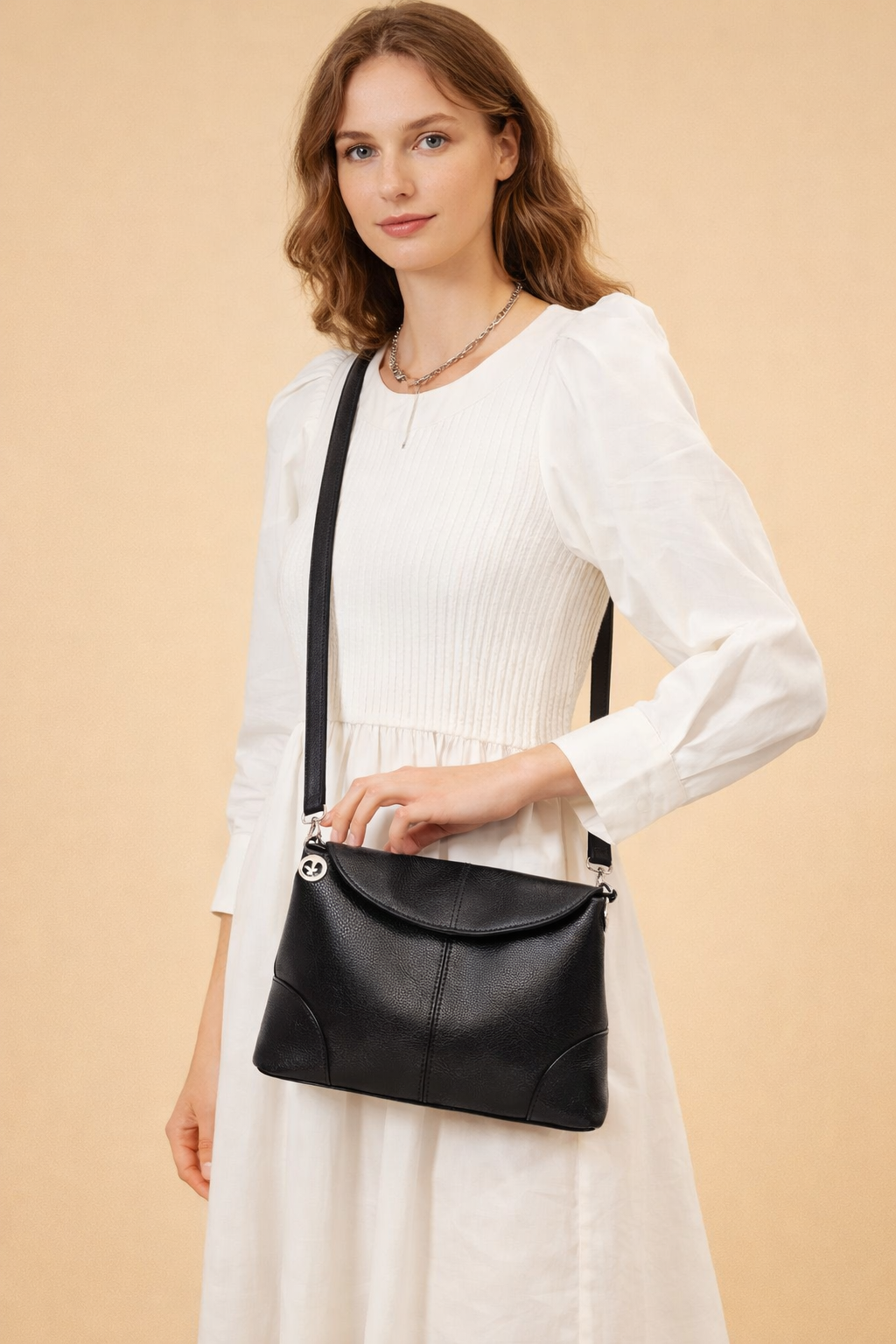 Fashionable women's everyday shoulder bag. Elegant and versatile handbag for modern women.
