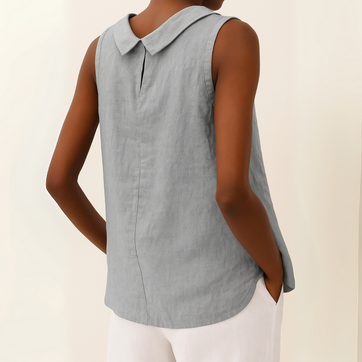Simple yet chic women's sleeveless roll collar top, a versatile addition to any wardrobe.