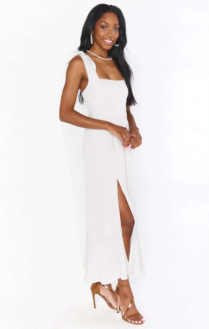 Comfortable & versatile women's sleeveless midi dress for summer, elegant yet casual. Breathable fabric.