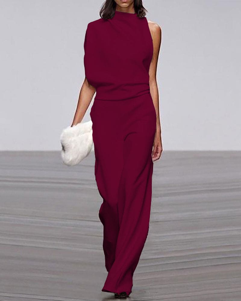 Lightweight women's sleeveless wide-leg jumpsuit, perfect for breathable comfort on warm summer days.