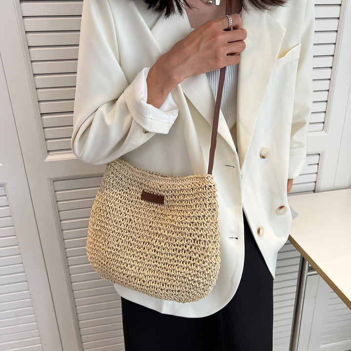 Spacious women's shoulder bag in a soft, comfortable style, ideal for everyday elegance. Stylish & practical.