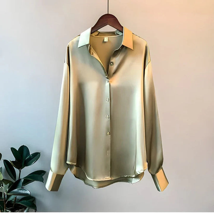 Comfortable & lightweight women's summer blouse, perfect for everyday chic fashion.