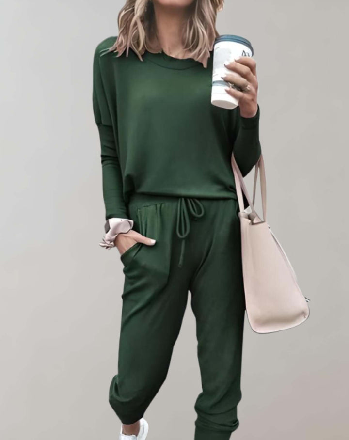 High-quality women's tweed two-piece set. Elegant tailored suit for a chic and sophisticated look.
