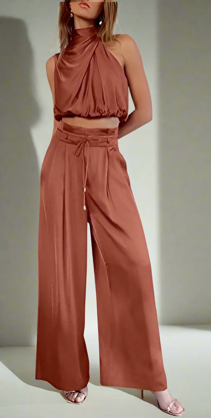 Comfortable & elegant women's linen blend two-piece outfit. Chic matching set for summer.