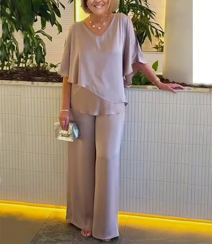 Chic women's two-piece set: elegant top & comfortable pants. A stylish and versatile outfit for any occasion.