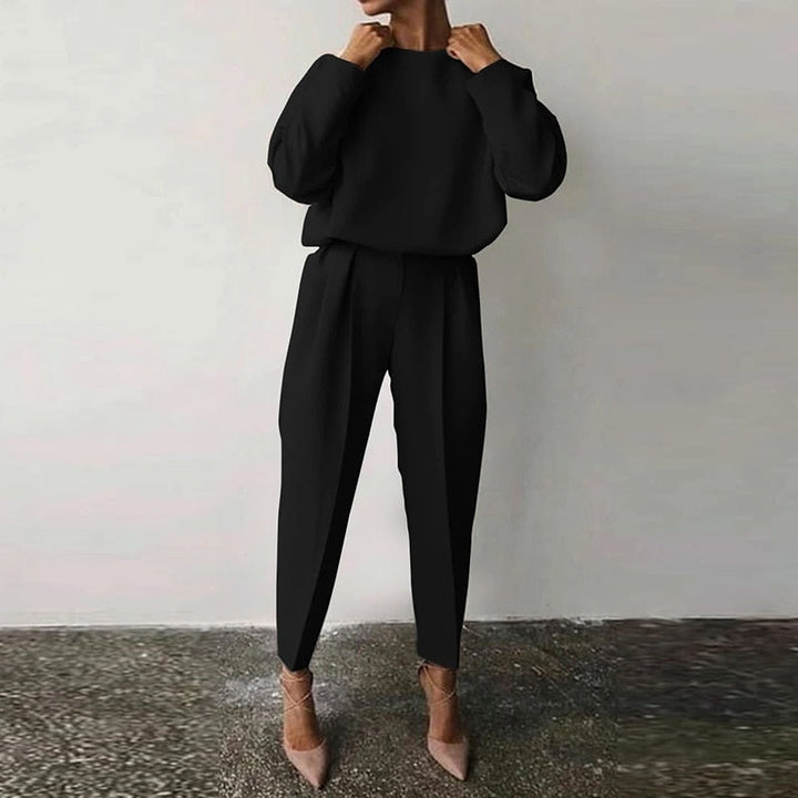 Stylish women's two-piece suit, an elegant and comfortable matching set suitable for both office and casual occasions.