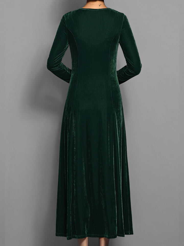 Fashionable women's elegant velvet midi dress with long sleeves, perfect for evening and formal wear.