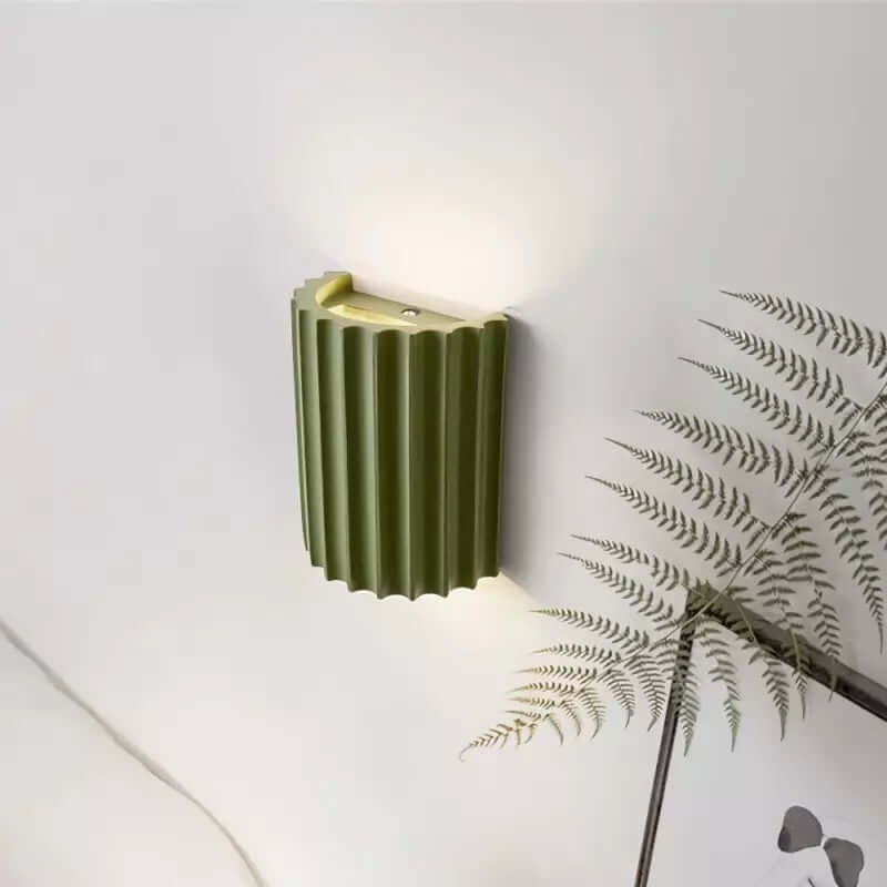 Ruffled Resin Wall Lamp