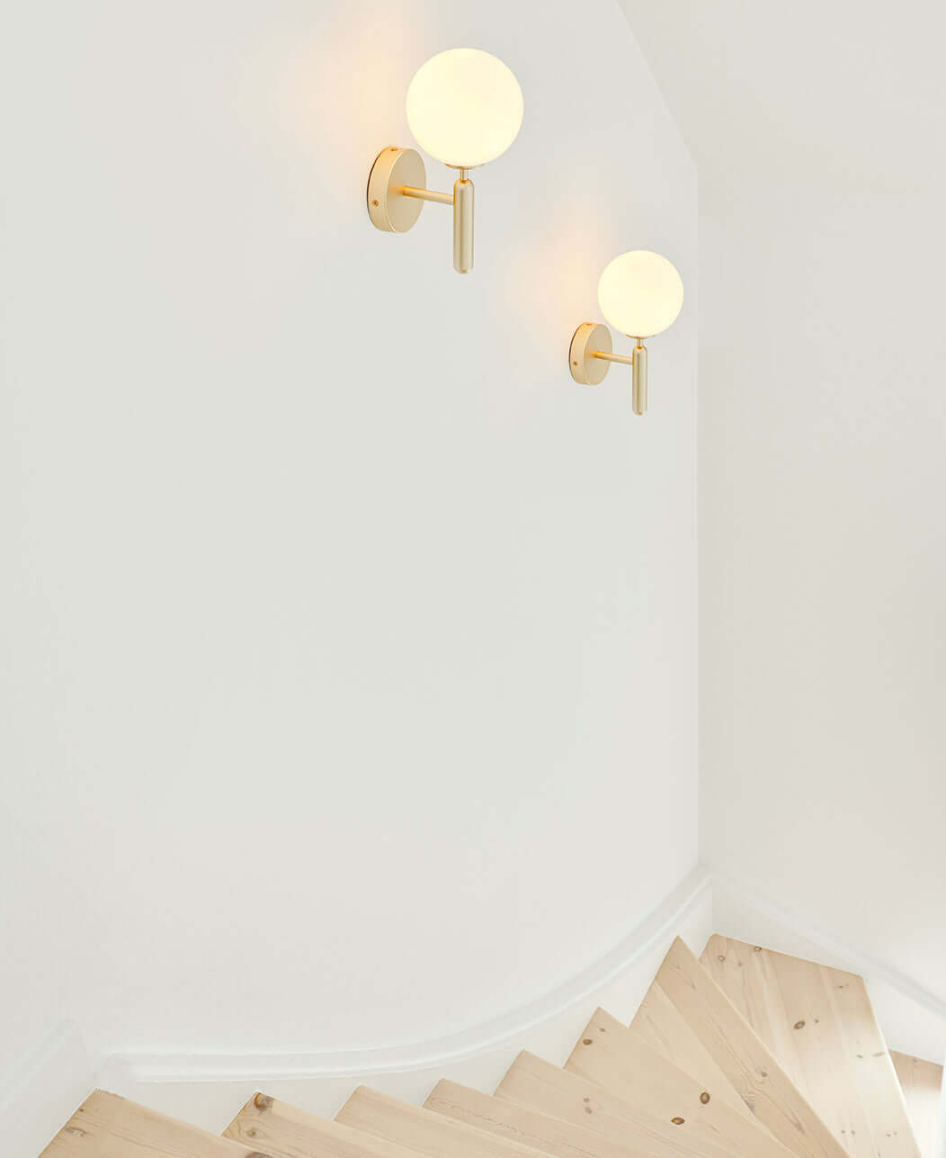 Modern Glass Wall Sconce - Elegant Lighting Fixture