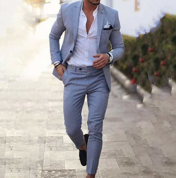 Smart casual men's suit by Lucas, perfect for professional wear; includes sleek suit jacket & dress pants.