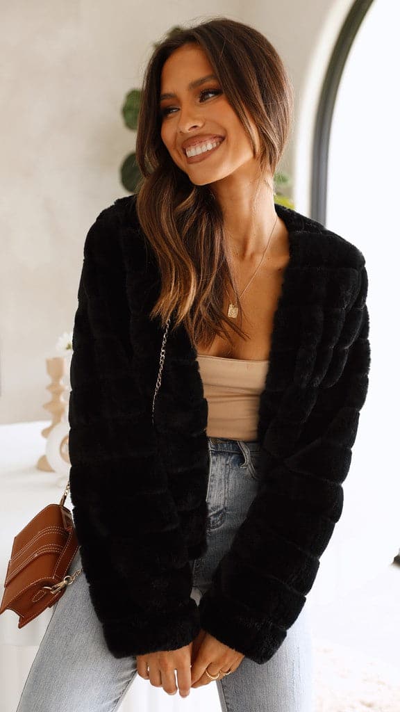Cozy veloura women's cropped jacket, providing effortless style and comfort.