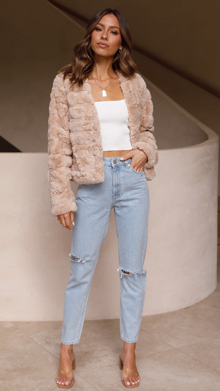 Chic women's veloura crop jacket, perfect for a sophisticated winter ensemble.