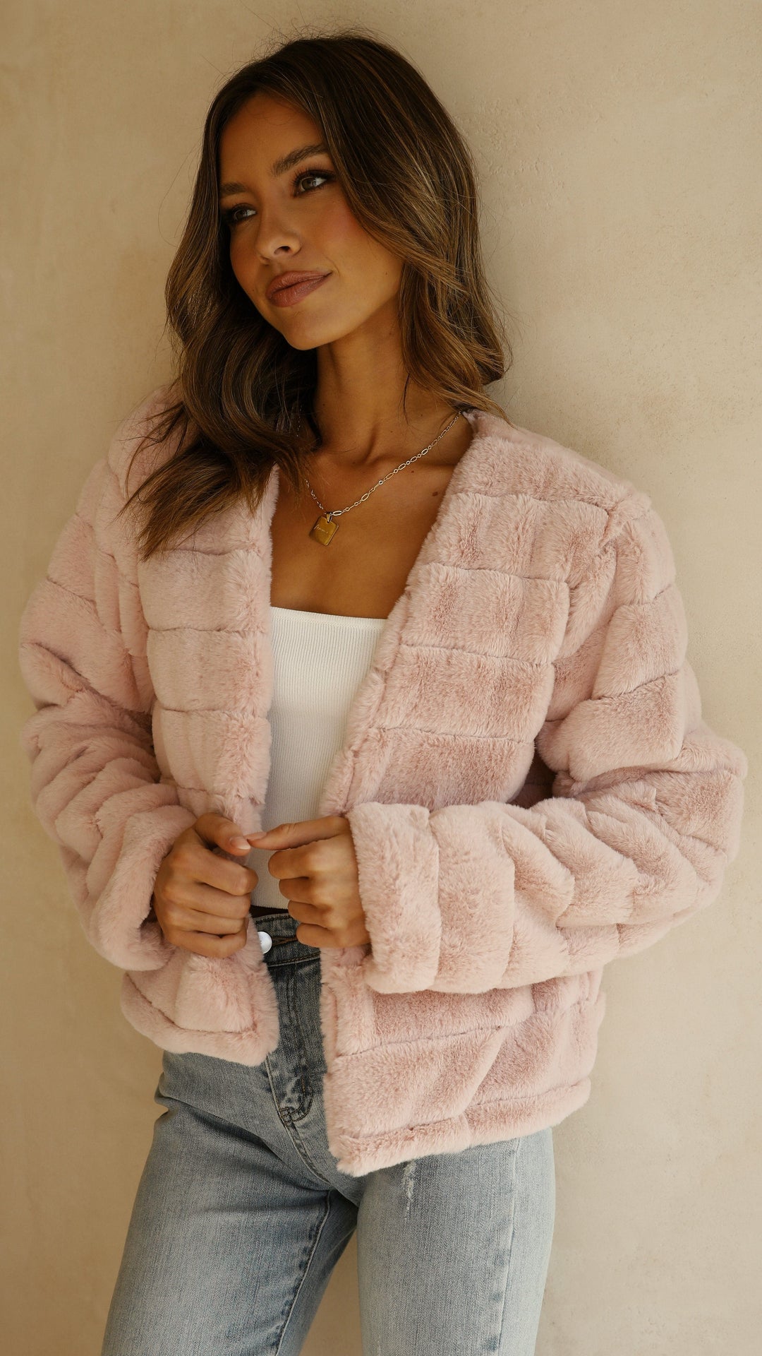 Luxe women's cropped jacket in soft veloura, a key piece for winter fashion.