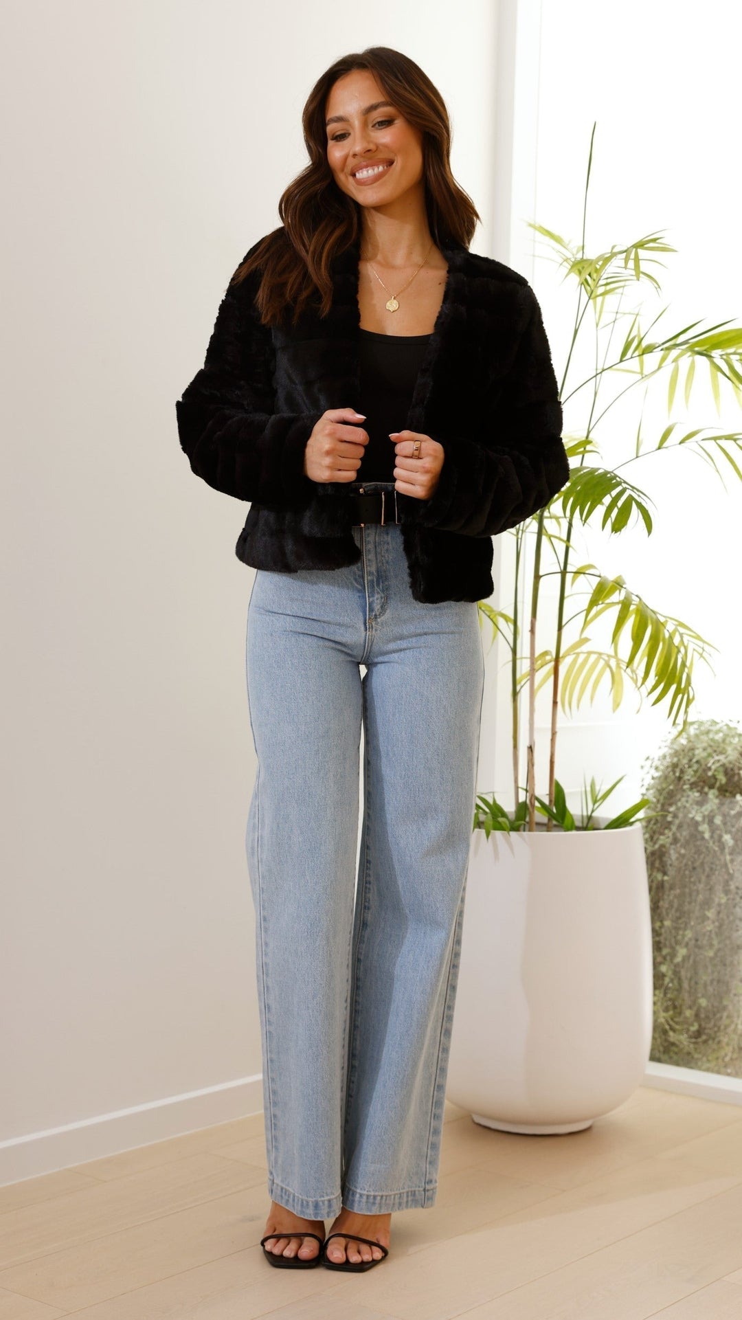 Stylish women's veloura crop jacket, offering a modern and trendy silhouette.