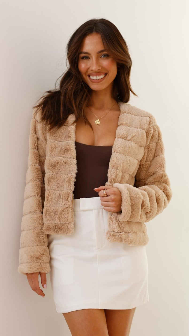 Luxurious veloura women's cropped jacket, combining comfort with high fashion.