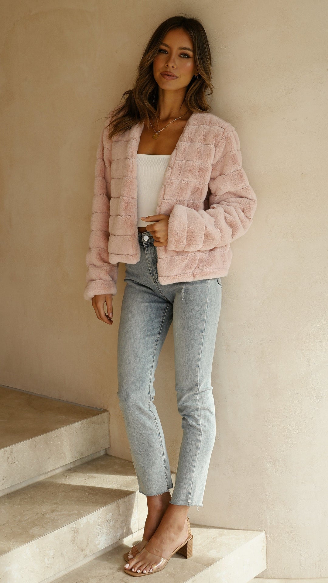 Trendy women's veloura cropped jacket, an essential for a modern winter wardrobe.