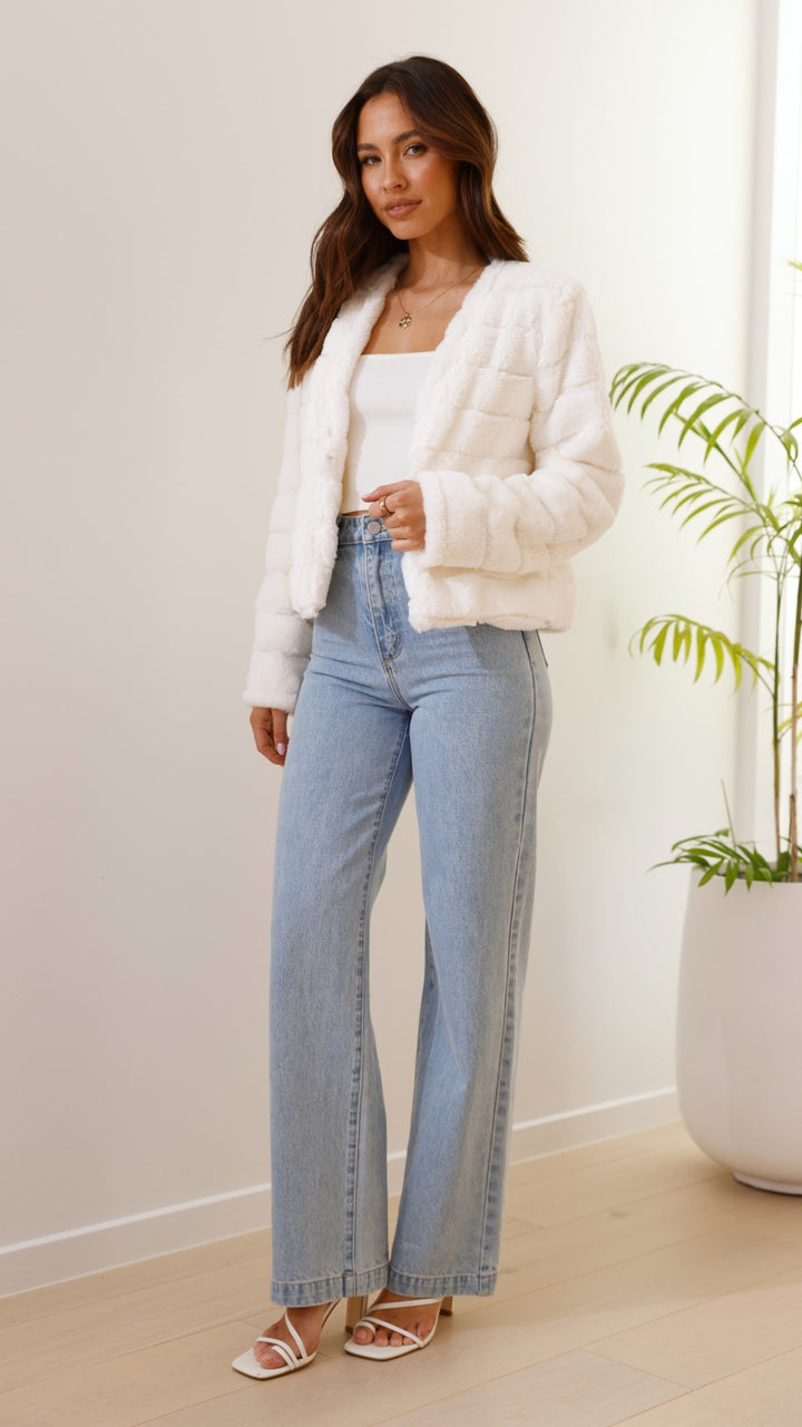 Stylish veloura crop jacket for women, ideal for a chic and casual look.