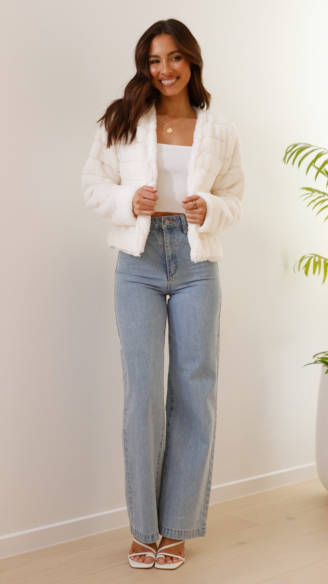 Plush veloura women's cropped jacket, combining luxury with effortless style.