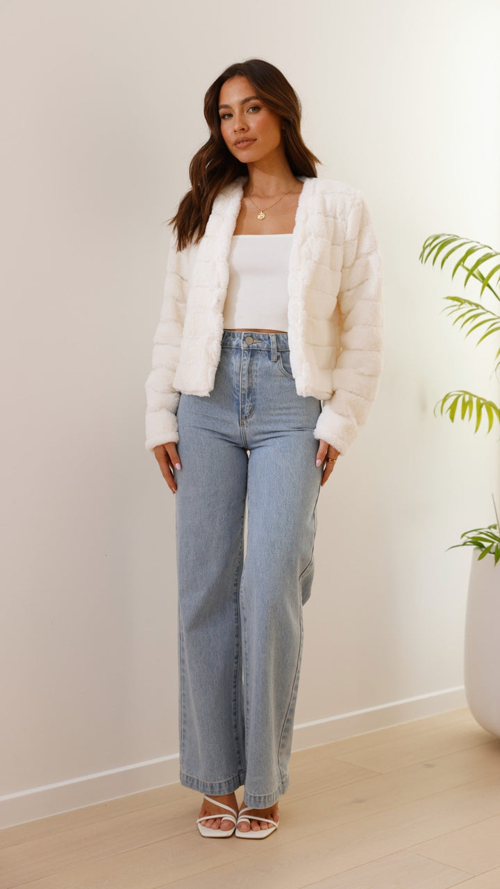 Trendy women's luxe cropped jacket in soft veloura, versatile outerwear.