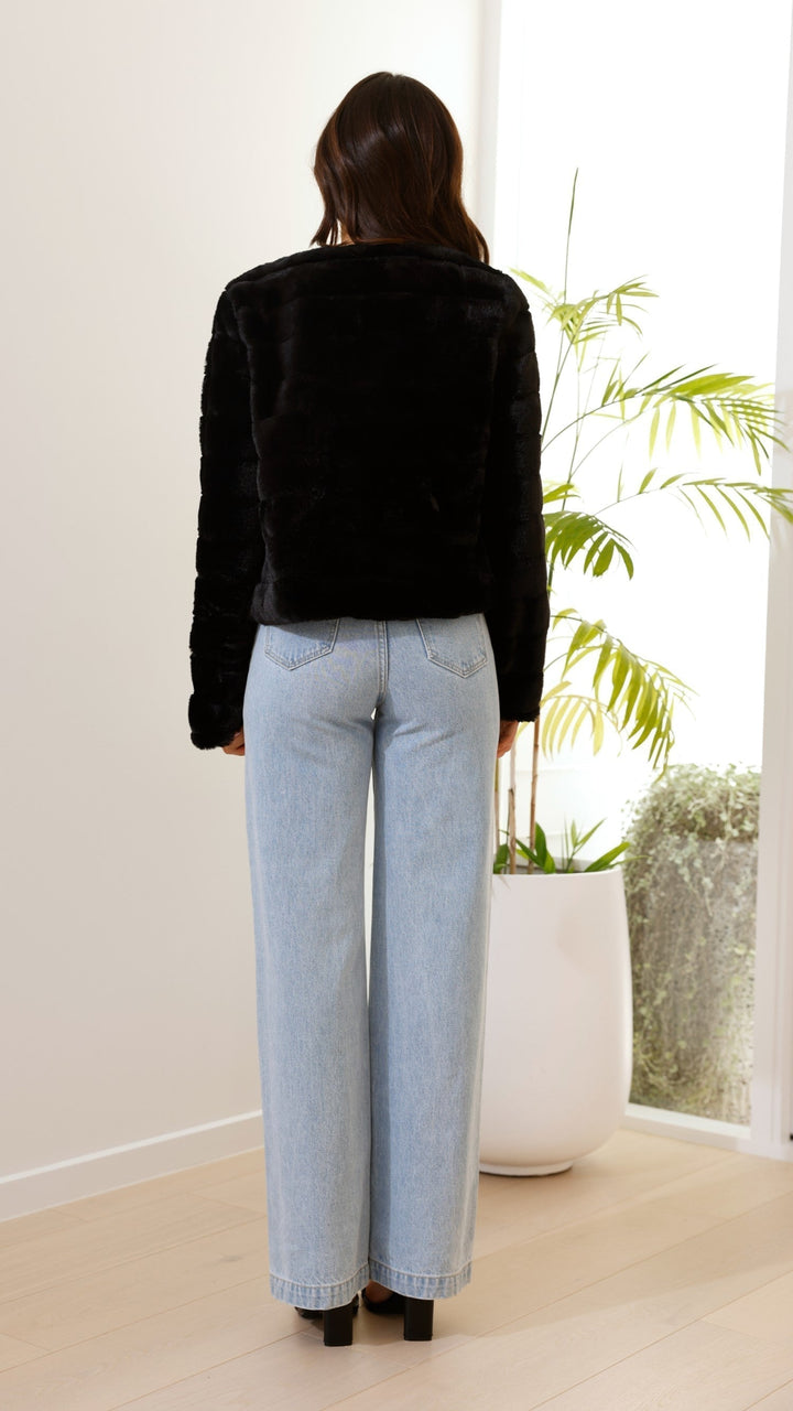 Luxurious veloura women's cropped jacket, offering warmth and chic style.
