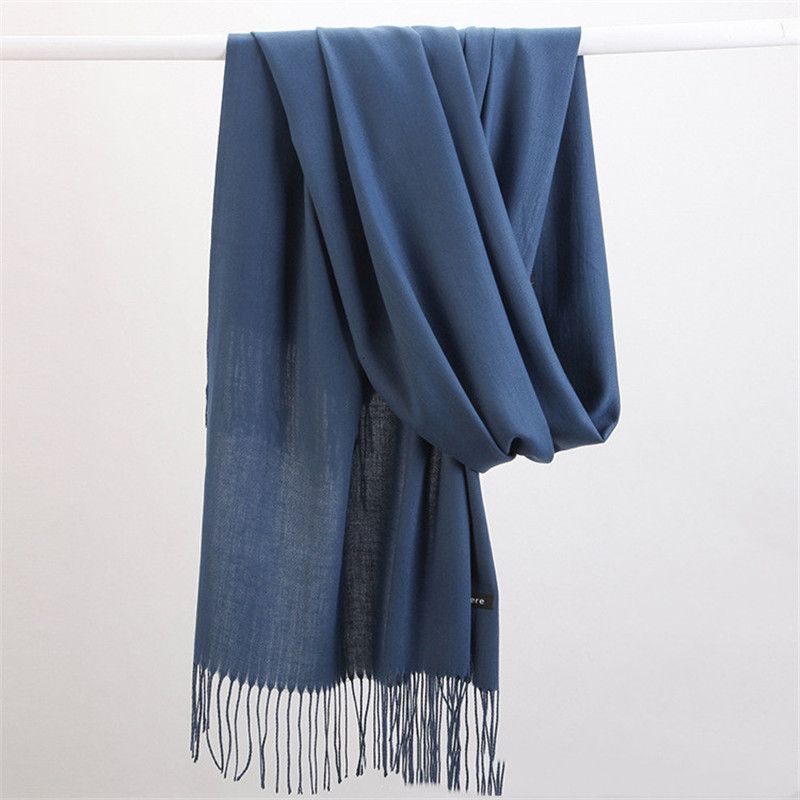 Fashionable women's cashmere scarf, an essential accessory for elegant winter looks.