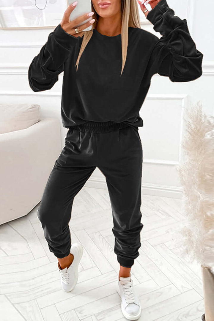 Stylish women's velvet loungewear set, featuring a soft top & matching pants for ultimate comfort.