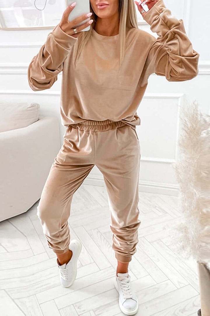 Soft, comfortable women's velvet two-piece lounge set, perfect for cozy evenings & relaxed mornings.