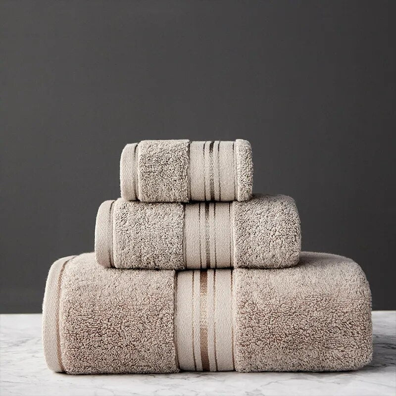 Highly absorbent & quick-drying luxury Egyptian cotton bath towels, perfect for a spa-like premium bathroom experience.