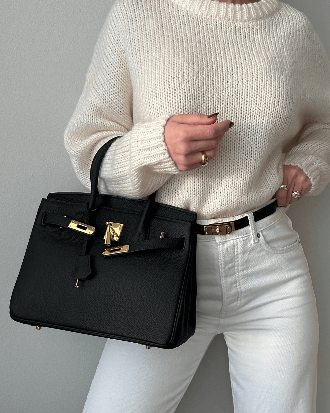 Classic women's leather shoulder bag, an elegant and versatile luxury handbag.