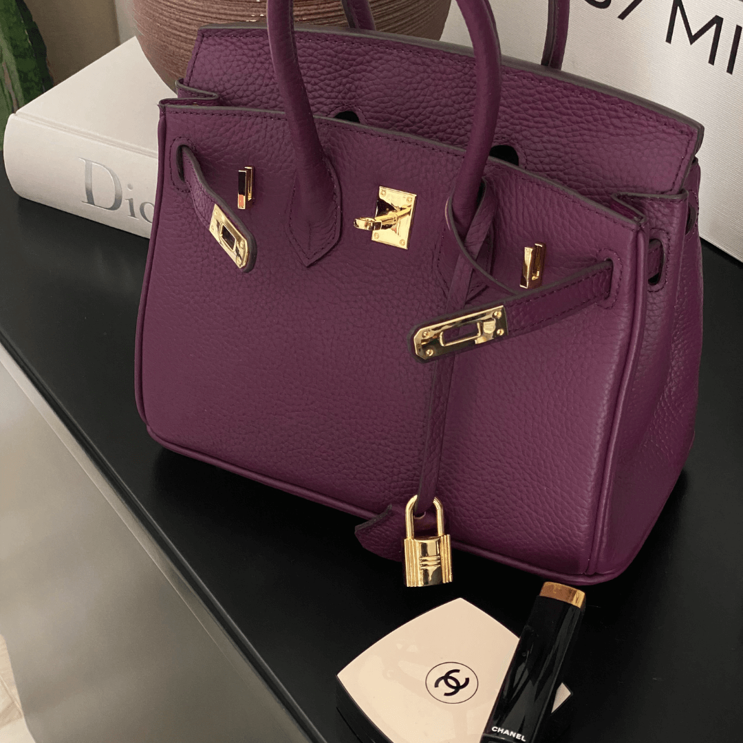 Spacious women's luxury leather shoulder bag, elegant and versatile for essentials.