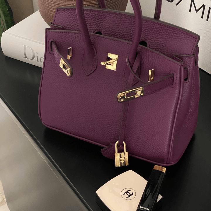 Spacious women's luxury leather shoulder bag, elegant and versatile for essentials.