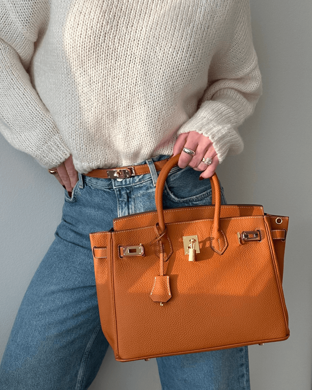 Luxury women's leather shoulder bag, practical and elegant for daily use.