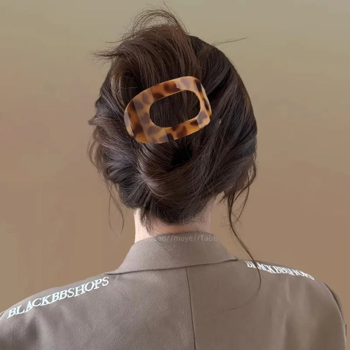 Minimalist matte oval hair claw clip, a modern hair ornament for any occasion.